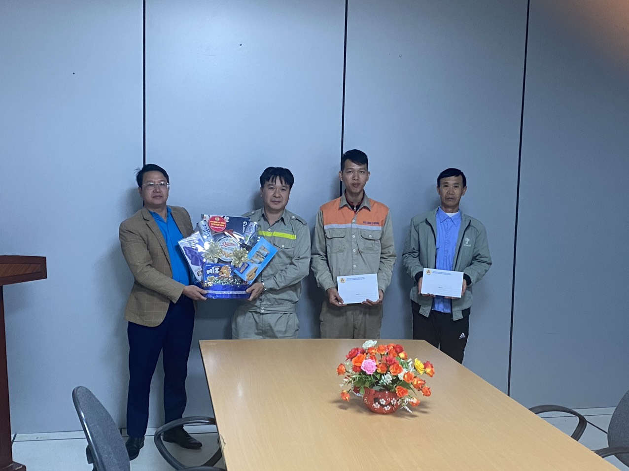 Đ c Đặng Văn Phú Chủ tịch LĐLĐ huyện thăm chúc tết tại CĐCS Thủy điện Nậm Na 3