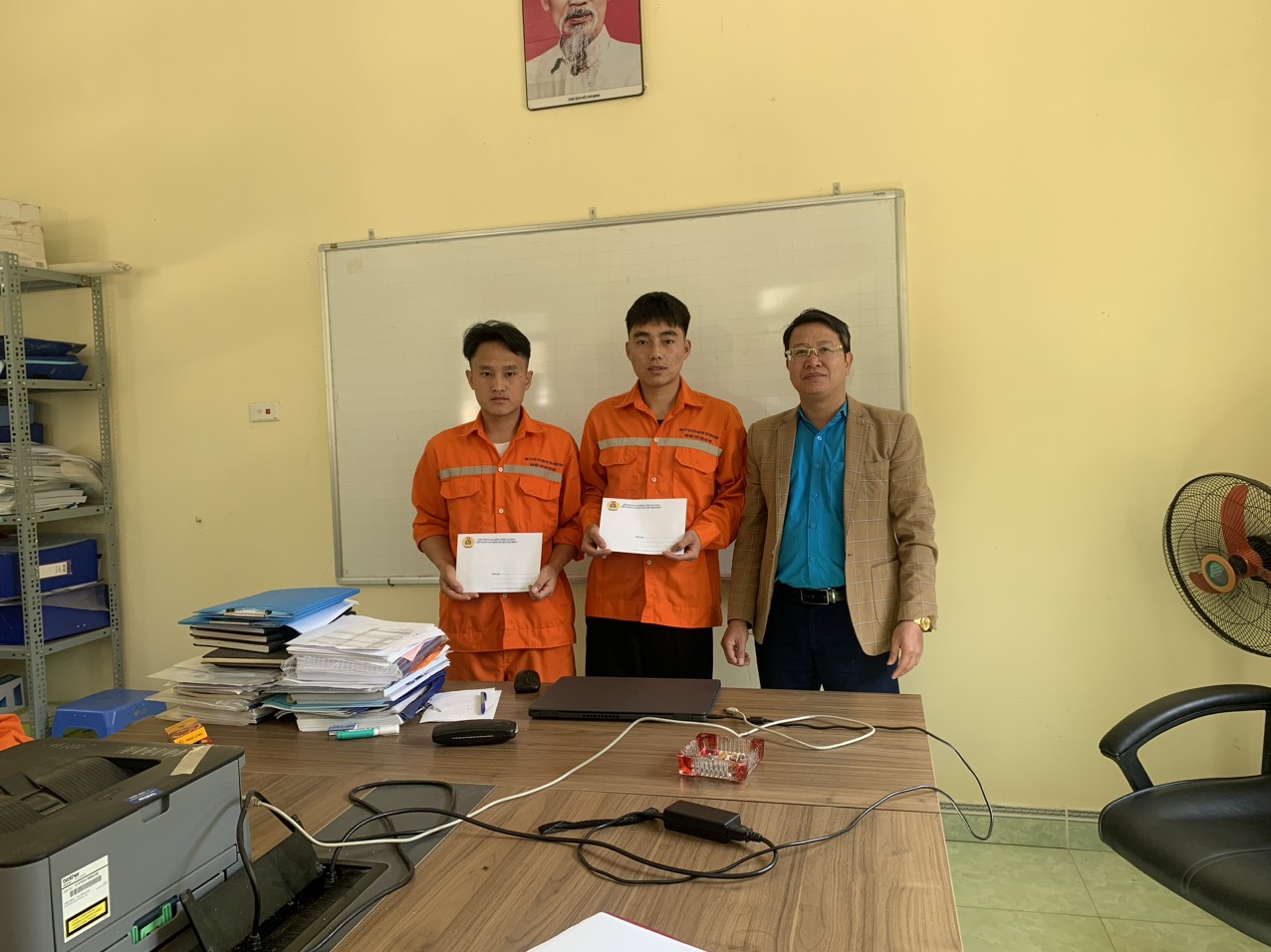 Đ c Đặng Văn Phú, Chủ tịch LDLD huyện Trao quà cho đoàn viên tại CĐCS Thủy điện Hua Bun