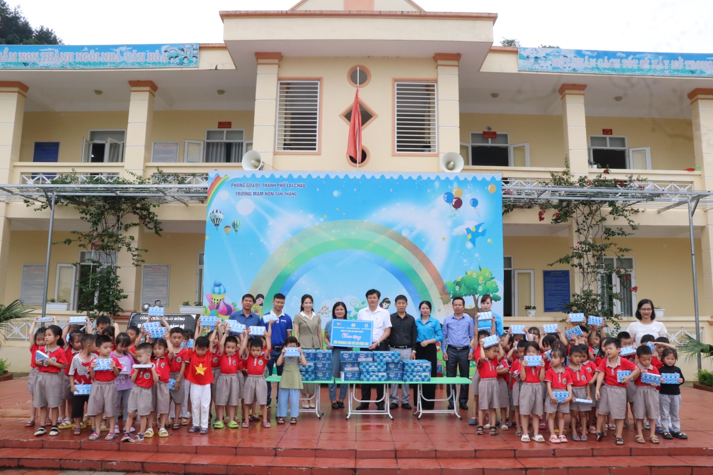 LĐLĐ Thành phố Lai Châu phối hợp trao tặng sữa cho học sinh vùng cao