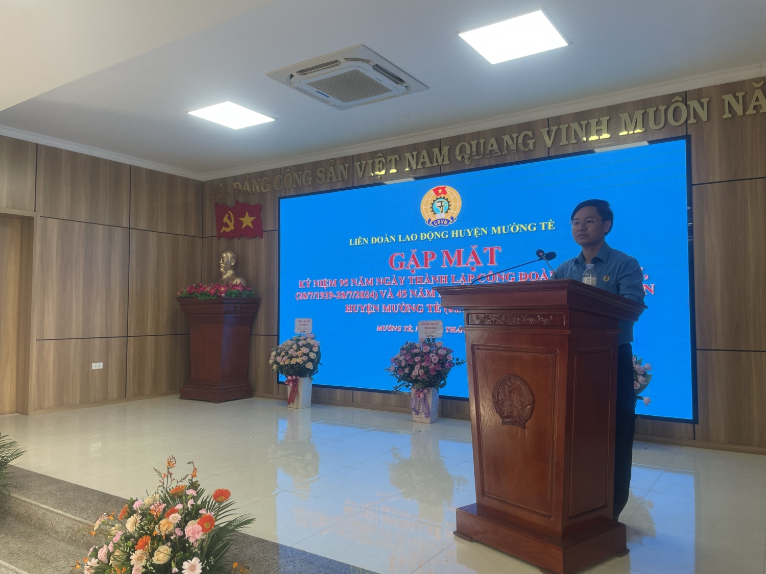 Đc Hoàng Văn Trinh Phó Chủ tịch LĐLĐ tỉnh phát biểu tại buổi gặp mặt