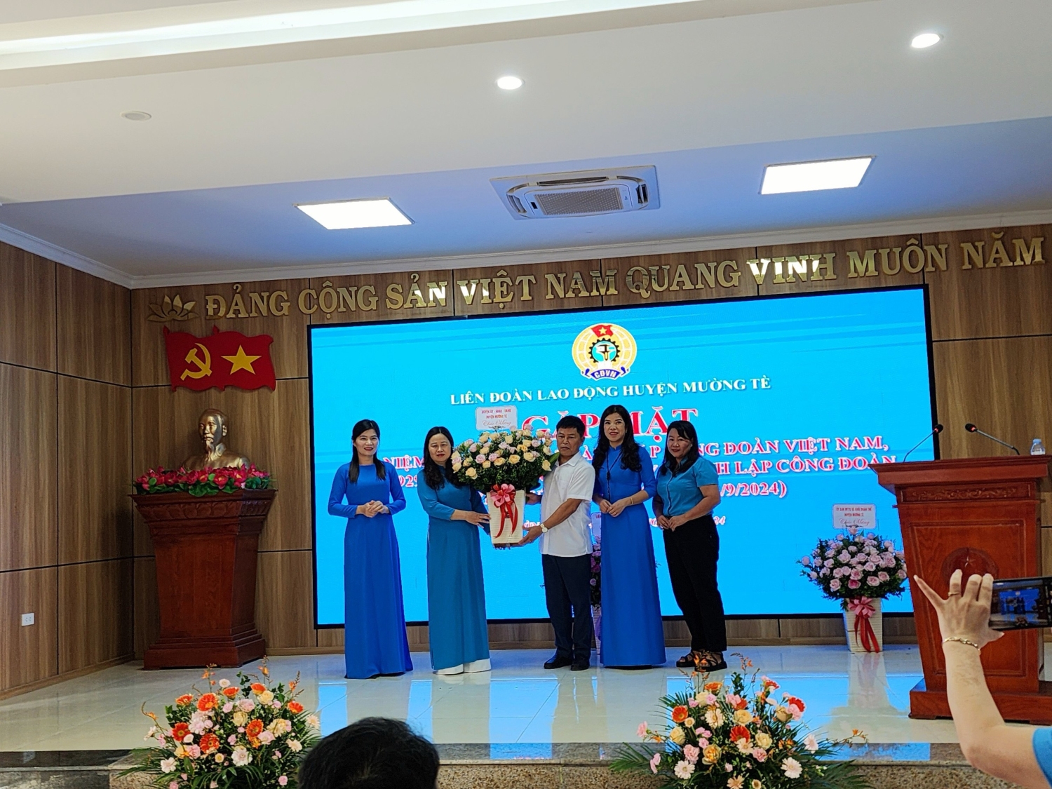 lãnh đạo huyện tặng hoa chúc mừng Ban Chấp hành LĐLĐ huyện
