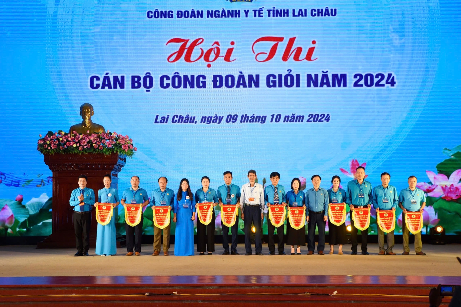 Trao cờ lưu niệm