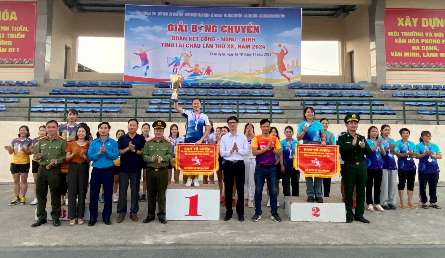 BAN TO CHUC CHUP ANH CUNG ĐOI BONG CHUYEN NU DAT GIAI