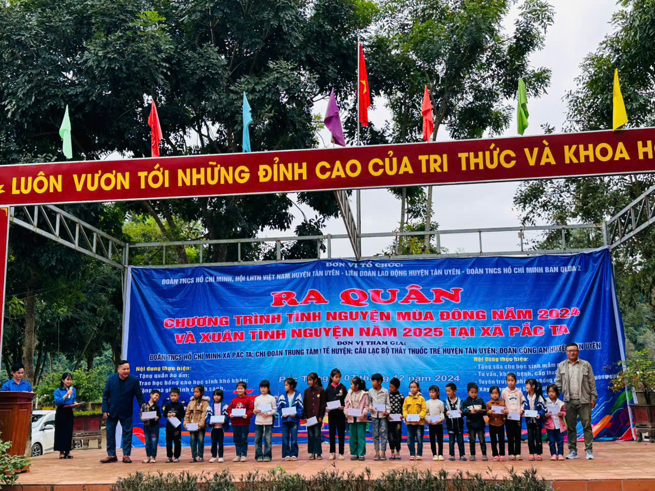 Nhà tại trợ tặng quà cho các cháu học sinh